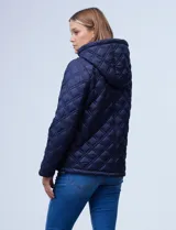 Campera capitoneada azul marino con capucha desmontable, cierre metálico central, bolsillos delanteros y avíos metálicos con logo de la marca Michael Kors.