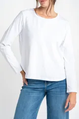 Remera de manga larga color blanco, con cuello redondo y calce al cuerpo.
