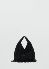 Bolso de mano negro cubierto de abalorios y flecos con asa integrada y estructura triangular.