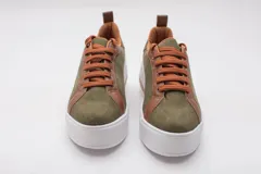 Championes marrones de eco-cuero con plataforma blanca con dos líneas negras horizontales.