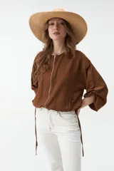 Campera negra corta con cierre frontal y mangas anchas.