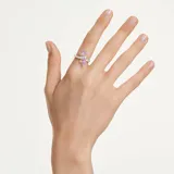 Anillo abierto con diseño de libélula, bañado en rodio. Presenta una banda engastada en pavé de circonitas transparentes, una perla de cristal en la cabeza y alas decoradas con cristales en tonos violeta y amarillo.
