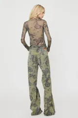Pantalón de jean de corte recto y tiro alto, color verde militar, con estampado integral de flores y panteras en tono oscuro.