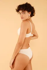 Soutien de microfibra color rosa, sin aro y con breteles dobles regulables.