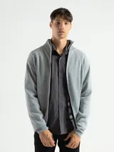 Campera gris de punto con cierre frontal, cuello alto y puños acanalados.