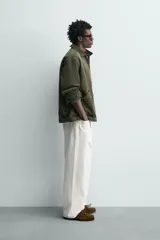 Cazadora relaxed fit de algodón color verde militar, con efecto lavado, cuello solapa de pana a tono y manga larga. Cuenta con bolsillos de plastrón delanteros y cierre frontal de botonadura.