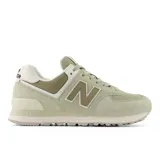 Championes urbanos New Balance modelo 574, color verde claro con detalles en beige y blanco, confeccionados en gamuza y malla, con logo "N" característico en los laterales y entresuela ENCAP.