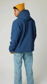 Campera estilo canguro color azul, con capucha ajustable, bolsillo frontal con solapa y forro interior de tejido polar.