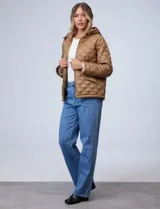 Campera capitoneada azul marino con capucha desmontable, cierre metálico central, bolsillos delanteros y avíos metálicos con logo de la marca Michael Kors.