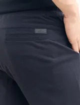 Bermuda de corte clásico en color gris oscuro, con cintura elástica y cordón ajustable.