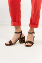 Sandalias de fiesta con tira ancha en terciopelo verde pistacho con brillo, taco de 7cm y horma normal. Hechas en Uruguay.