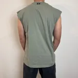 Musculosa de corte oversize, color blanco, con cuello redondo y sisas amplias.