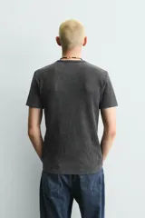 Camiseta de punto con textura acanalada, corte slim fit, cuello redondo y manga corta. Confeccionada en mezcla de algodón con elasticidad y acabado con efecto lavado.