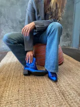 Bota tejana de cuero azul eléctrico con bordados en el empeine y caña baja.