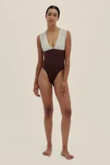 Malla enteriza color borgoña y celeste, con escote en V, fruncido en los hombros y almohadillas removibles.