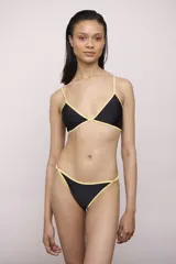 Pantie de bikini negro con bordes y tiras laterales finas ajustables de color amarillo limón.
