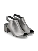 Sandalia plateada metalizada con taco ancho y bajo, capellada cerrada con abertura en la punta (peep toe) y tira ajustable con hebilla en el tobillo.