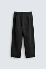 Pantalón de corte wide fit confeccionado en tejido con mezcla de lyocell. Presenta pliegues frontales dobles, bolsillos laterales y bolsillos traseros de vivo. Cierre frontal con cremallera y gancho metálico oculto.