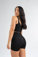 Top deportivo celeste de punto canalé, con escote redondo y breteles anchos.