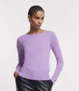 Suéter de punto color rosado, con cuello barco, mangas largas y puños con botones decorativos. El dobladillo también es acanalado.