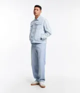 Pantalon de jean gris con lavado deslavado, de corte baggy y silueta holgada. Cuenta con bolsillos al frente y atras, y cierre de boton y cremallera.