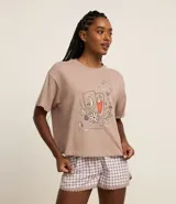 Conjunto de pijama compuesto por una remera de algodón color beige con estampado frontal místico y un short con estampado de cuadros vichy, cintura elástica y detalle de encaje en el ruedo.