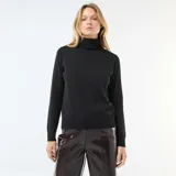 Sweater de punto fino en color negro, con cuello alto y mangas largas con puños acanalados.