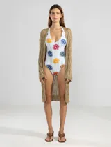 Cardigan tejido de hilo color dorado, de manga larga y corte holgado.