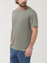 Remera de manga corta y cuello redondo, confeccionada en una mezcla de lino orgánico y elastano. Presenta un diseño de calce regular con textura ligera y transpirable, ideal para climas cálidos.