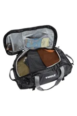 Bolso de lona Thule Chasm de 40 litros, color naranja, resistente a la intemperie. Cuenta con apertura de boca ancha, correas convertibles para usar como mochila y bolsillos internos de malla para organización.