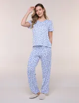 Set de pijama de tres piezas con estampado animal print sutil en tonos grises y rosados, confeccionado en tejido ultra suave y elástico. Incluye remera de manga corta con escote en V ribeteado con puntilla de encaje, un pantalón largo de corte recto y tiro medio con cintura elástica, y un short a juego.