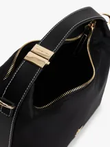 Cartera tipo hobo de Tommy Hilfiger confeccionada en nailon brillante color negro. Presenta un diseño minimalista con el monograma TH metálico en dorado en la parte frontal, cierre superior con cremallera, asa superior fija y correa cruzada extraíble con detalles en contraste.