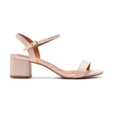 Sandalia de cuero sintético color negro, con tira delgada sobre los dedos y tobillo con hebilla dorada. Tiene taco cuadrado y suela de goma.