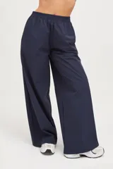 Pantalón azul marino de corte amplio, cintura elastizada y textil ultra liviano.