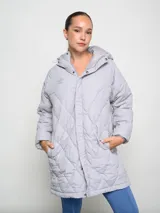 Parka larga Umbro color gris claro, acolchada con diseño de rombos y capucha.