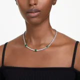 Collar Matrix Tennis de Swarovski, con piedras redondas transparentes y piedras rectangulares de color verde oscuro, con engaste bañado en rodio.