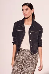 Campera de denim gris oscuro con tachas plateadas en cuello y solapas, corte cropped y mangas largas.