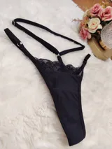 Tanga de lycra negra con detalles de encaje en la parte superior y tiras regulables en los laterales y cintura.