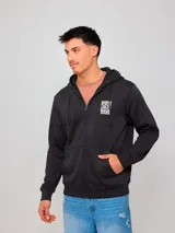 Campera canguro de felpa negra con capucha y cordones de ajuste, cierre frontal completo, bolsillos tipo canguro y estampa gráfica blanca en el pecho.