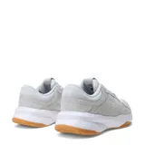 Championes Under Armour modelo Edge Suede, color gris claro, con diseño de paneles en gamuza y malla. Presenta entresuela blanca y suela de goma color caramelo.