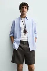 Bermuda regular fit azul marino confeccionada en lino, con bolsillos frontales, bolsillos traseros de doble vivo con botón y cierre frontal con cremallera y botón.