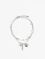 Pulsera plateada de doble cadena con dijes colgantes: una moneda lisa, un cristal y una barra vertical.