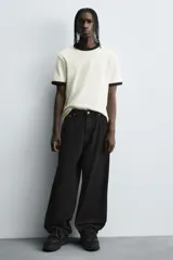 Zapatilla estilo skate de diseño robusto, confeccionada en una combinación de piezas de gamuza y material textil acolchado. Presenta un sistema de cierre con cordones gruesos y una tira de velcro en el empeine, junto con una suela de plataforma con relieve irregular.