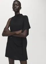 Vestido corto negro de poliéster con diseño asimétrico, un hombro descubierto, manga murciélago en el otro lado y detalle drapeado en la cintura con broches metálicos.