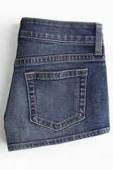 Minishorts de denim de corte ajustado y tiro bajo, con cinco bolsillos, cierre de doble botón y bolsillo monedero con solapa.