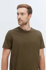 Remera de algodón verde militar, de corte clásico con cuello redondo y mangas cortas.