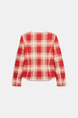 Chaqueta entallada de Zara Woman Collection confeccionada en mezcla de algodón con diseño de cuadros en tonos rojo y crudo. Presenta escote en pico, manga larga, bolsillos de vivo en el delantero y bajo asimétrico con cierre frontal de ganchos metálicos.