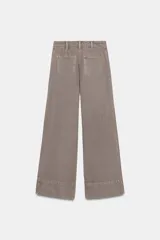 Jeans de tiro medio con corte wide leg y pernera ancha. Presenta pinzas delanteras, bolsillos frontales, bolsillos de plastrón en la espalda y cierre frontal con cremallera, botón interior y ganchos metálicos.