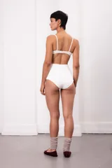 Culotte negro de algodón con doble tela y diseño sin elásticos.