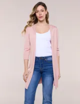 Cardigan largo rosado de tejido de punto fino, frente abierto sin cierres y mangas tres cuartos con puños acanalados.